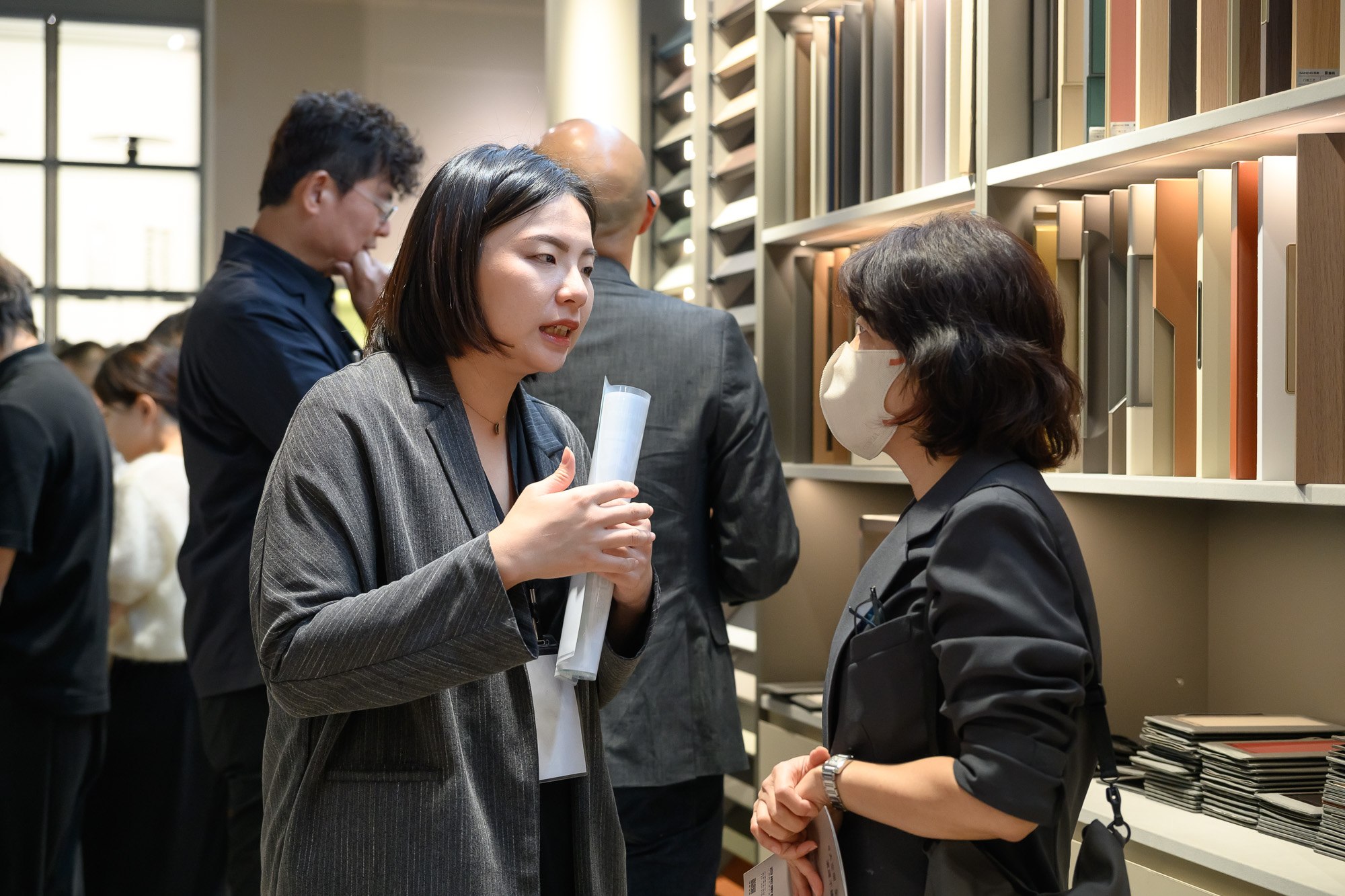 來賓於展間自由參觀與交流